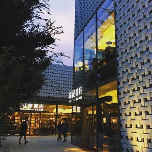 代官山店是由三栋2层的建筑组成,中间由名为magazine street的通道