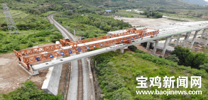 宝鸡:太凤高速凤州三号大桥跨宝成铁路右幅梁板完成架设