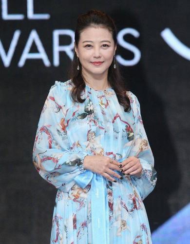 53岁周海媚短发造型吸睛,冻龄外貌惊艳网友,被赞像永远的25岁