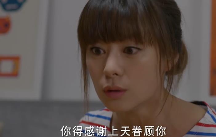 与杉杉住在一起的柳柳和陆双宜见杉杉神色异常,二人赶紧来到杉杉身边