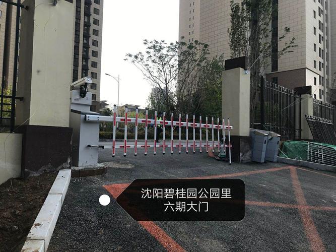 碧桂园公园里六期,栅栏改大门,绿化被侵占