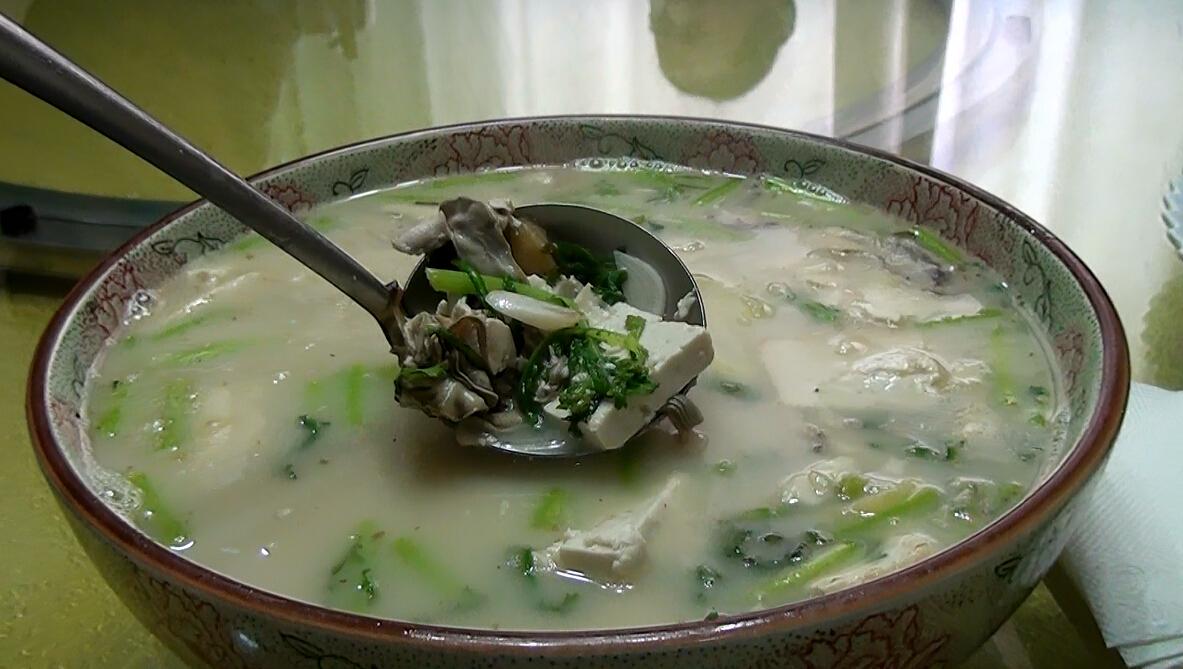 海蛎子肉炖豆腐:我觉得豆腐是好多菜的绝配啊,豆腐能吸收海鲜的鲜味
