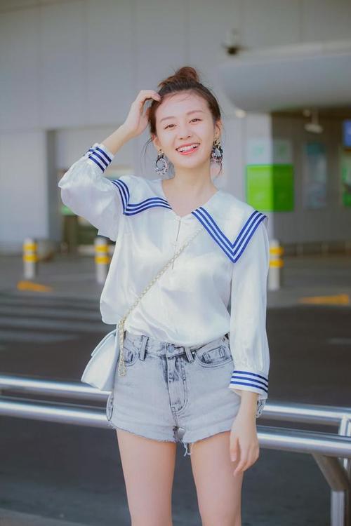 郑合惠子私服超有个性,高腰牛仔裤搭小白鞋时尚好看,腿好长哦!
