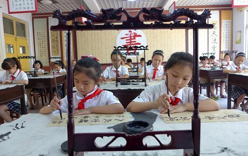 8月26日,河北省邯郸市渚河路小学的学生在上书法课.