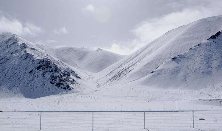 2022冰天雪地里居然有一个人在向我们挥手,大哥慢慢把