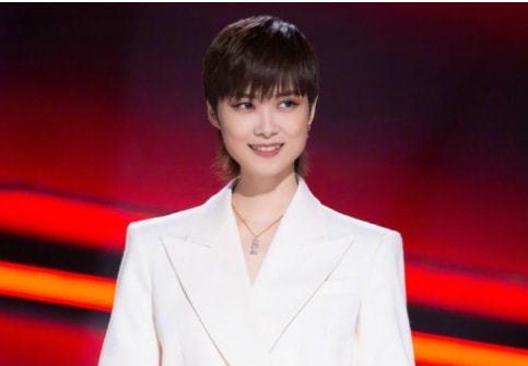 李宇春的脸为什么不方了穿衣也越来越女人这是整容了吗