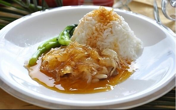  p>鲍汁鱼翅捞饭的主要原料有鸡汤和鲍鱼汁. /p>