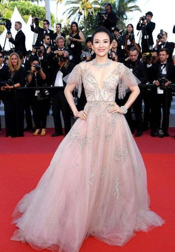 戛纳闭幕红毯许晴压轴亮相和章子怡争艳,最小评委范宁美翻全场!