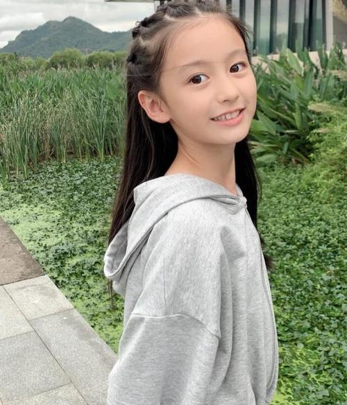 曾被王一博表白的女生现在成啥样?才9岁就会穿香橙袜秀腿,酸了