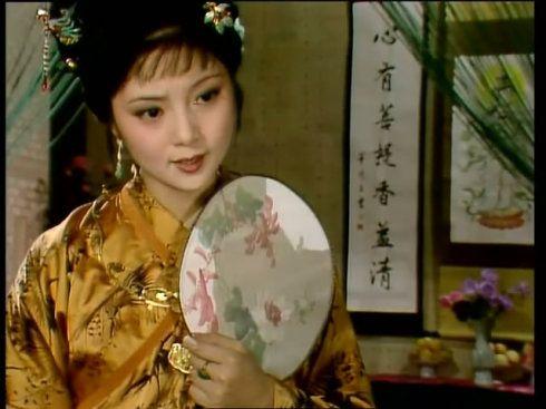 这一身耀眼金松鹤纹绸缎偏襟褙子也是我的最爱啊,曹公曾溺称宝钗为"金