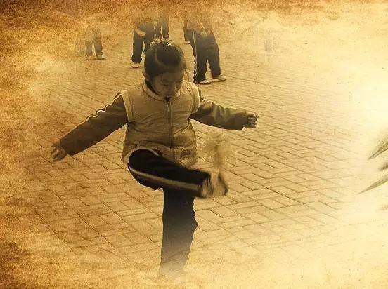 老照片:70,80后难忘的童年游戏,时光不复返