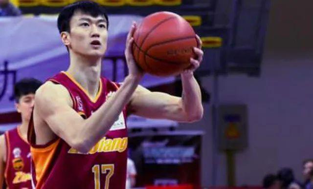 赖俊豪结婚了,妻子气质超好,不输任何超模,球迷直言"慕了"