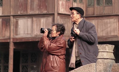 2000年1月,侯波(左),徐肖冰在乌镇创作.