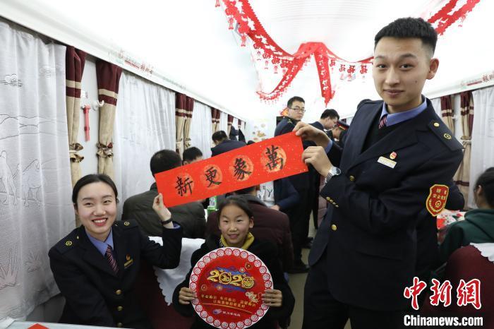 列车上的春晚列车员与旅客的精彩表演