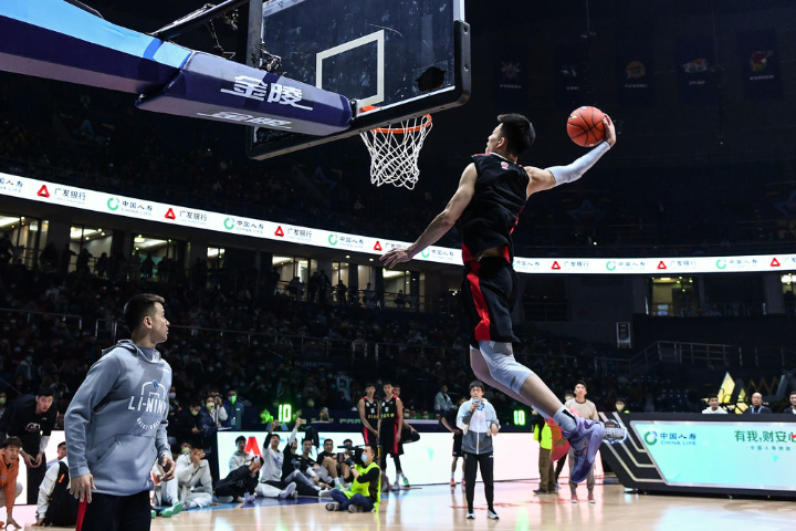 3月20日,辽宁队球员张镇麟在扣篮大赛预赛中.新华社记者 朱峥 摄