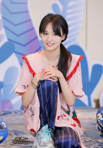 郑爽红发美人鱼造型美翻啦!海洋色亮片包臀裙,少女纸片人秀性感