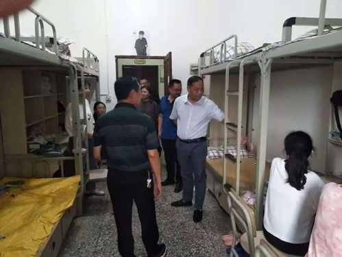 蓬安中学党委书记,校长郑孟秋一行前往蓬安二中看望中考考生