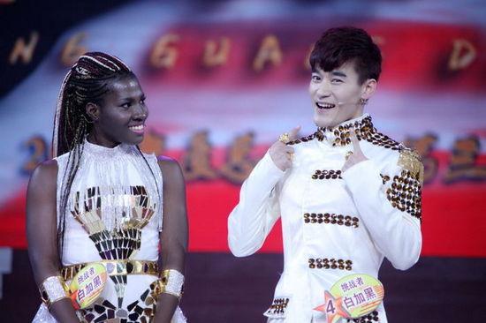 《星光大道》毕福剑钦点白加黑组合为节目代言