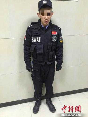 儿子为阻止父亲嫖娼 网购特警服"执勤"被拘(图)