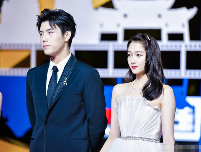 陈飞宇伸手扶关晓彤,看清关晓彤的手部姿势,鹿晗终于