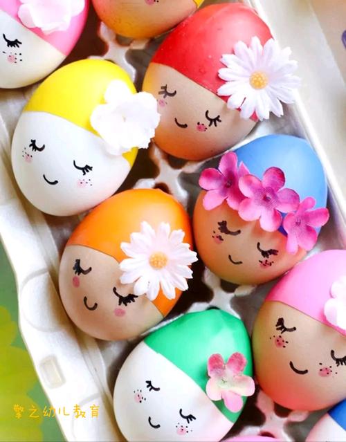 步骤3 一旦胶水干了,就用彩笔在鸡蛋上画一张脸.