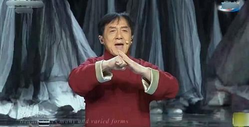 65岁成龙登台表演武术,动作迟缓无力引来一片嘲笑,网友直言心疼