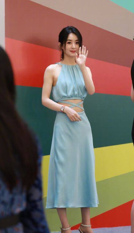 尬吹?赵丽颖活动未修图曝光,肩宽胯窄"五五分"身材又被嘲