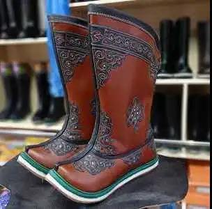 在内蒙古任何城市看到身穿蒙古袍,脚踏蒙古靴子的人