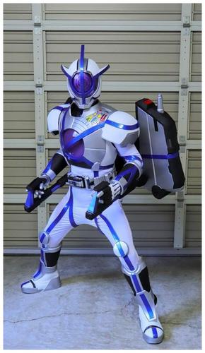 假面骑士粉丝自制超还原的天帝皮套 何润东:差一把绝世好剑