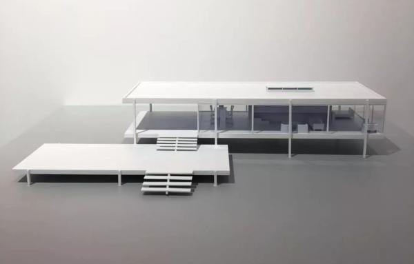 展览现场的《范斯沃斯住宅》模型, 比例:1-50