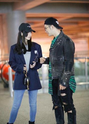 黄晓明和baby甜到腻,穿情侣装隔空撒糖真高级,辣妈完全是少女样