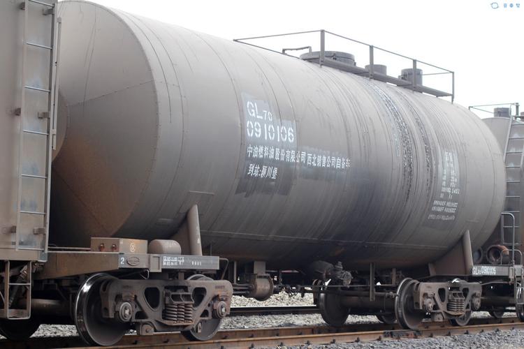 gl70型罐车是新型提速70吨级货车车辆的一种,主要用于装载沥青或粘油.