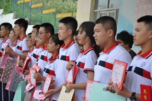 继往开来,再谱炫彩华章.——旅顺口区第三高级中学开学典礼