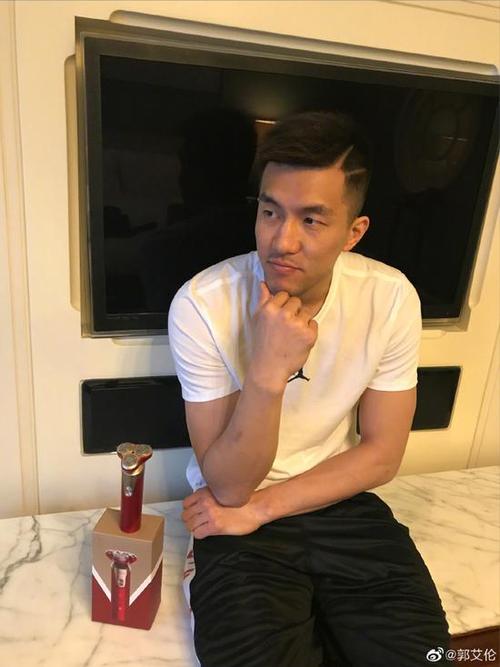 郭艾伦:我妈总是让我刮胡子,但我不靠脸吃饭