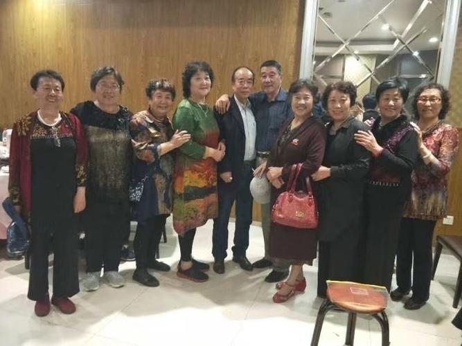 左起王莉,王珍,张德润,我,付玉成,张子玲,赵永珍,付玉成年轻的老伴王