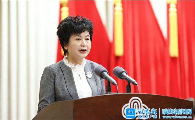 市妇联主席彭霞代表市妇联十四届执委会作了工作报告.