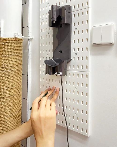 洞洞板戴森收纳get_洞洞板_收纳_吸尘器_挂钩_戴森怎么样_刷头_宜家