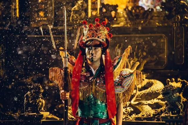 颜正国为代言扮演官将首,勤练演出.