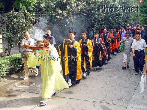 众道士绕着寺庙的各殿宇逶迤而行,边走边祷告 地点:青羊宫·青羊区