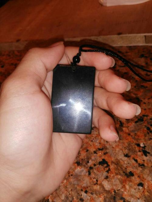 麻烦看看是不是墨玉,我用手机灯照不透但是照的那个地方有一点绿色比