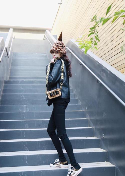 盖玥希的腿一般人模仿不来,皮衣配长裤看似很休闲