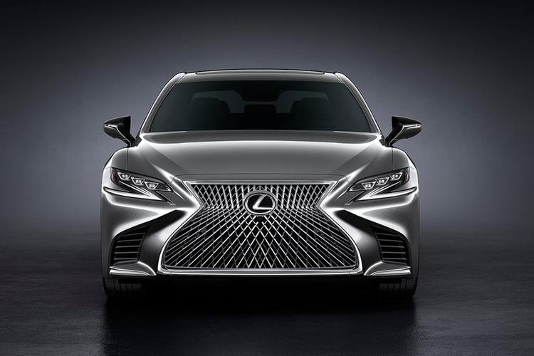 雷克萨斯全新ls上的进气格栅可谓是外观设计中的最大亮点,纺锤形进气