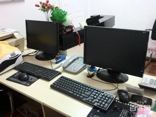 正在办公使用的两台台式电脑19寸液晶屏