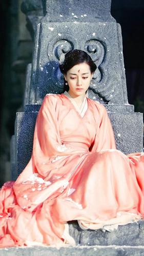 《十里桃花》里凤九的造型比《枕上书》的美太多了,东华就差远了