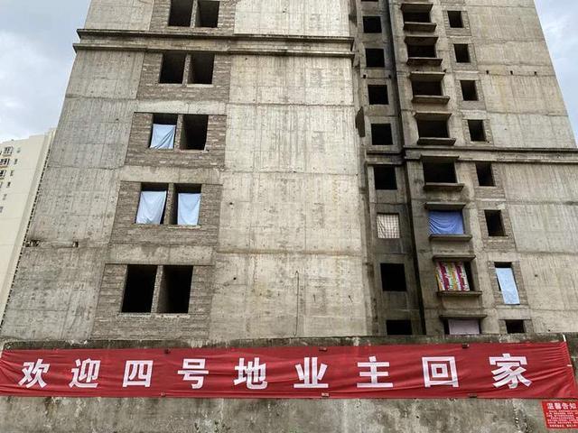 谨慎购买期房!昆明业主卯先生无奈住进烂尾楼,每天爬