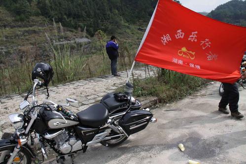 我们的队旗飘扬