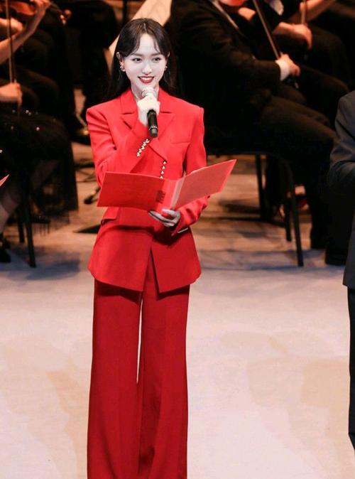 赞一下唐嫣的红色西装造型,美艳大方尽显御姐气质,大长腿很惹眼