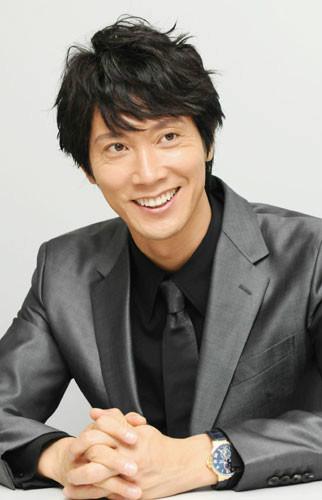 电影《间宫兄弟》中饰演明信;1同年参演医疗剧《医龙》,饰演藤吉圭介