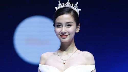 angelababy头戴皇冠梦幻仙气足 获男粉丝告白