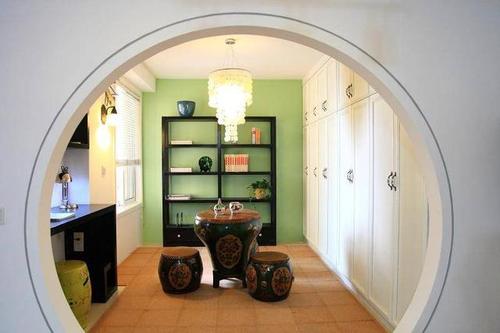 拱形门的另一边,就是书卷气息浓郁的书房,看上去别有一番风味.